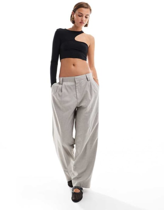 ASOS DESIGN asymmetrisk topp med en ärm och cut-out i svart - Image 3