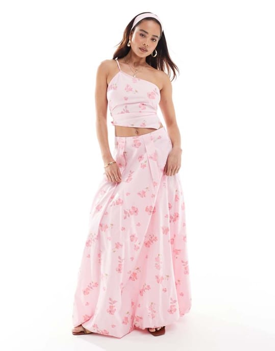 ASOS DESIGN asymmetrisk ettaxlad topp i rosa blommönster - Image 1