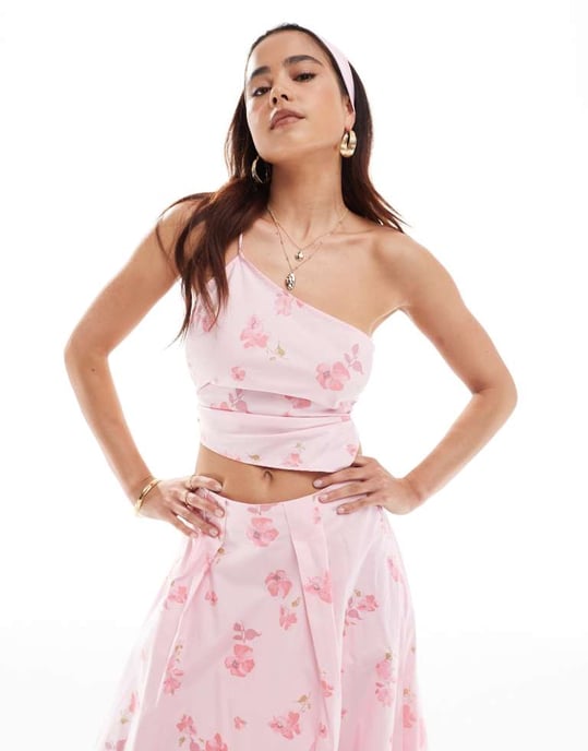 ASOS DESIGN asymmetrisk ettaxlad topp i rosa blommönster - Image 3