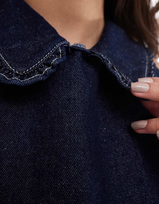 ASOS DESIGN denim topp med volangkrage i indigo - Image 3
