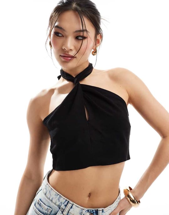 In The Style halterneck wrap front crop top i svart - Image 1