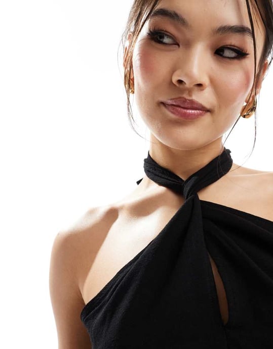 In The Style halterneck wrap front crop top i svart - Image 2