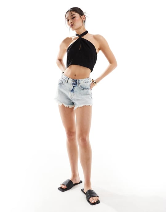 In The Style halterneck wrap front crop top i svart - Image 3