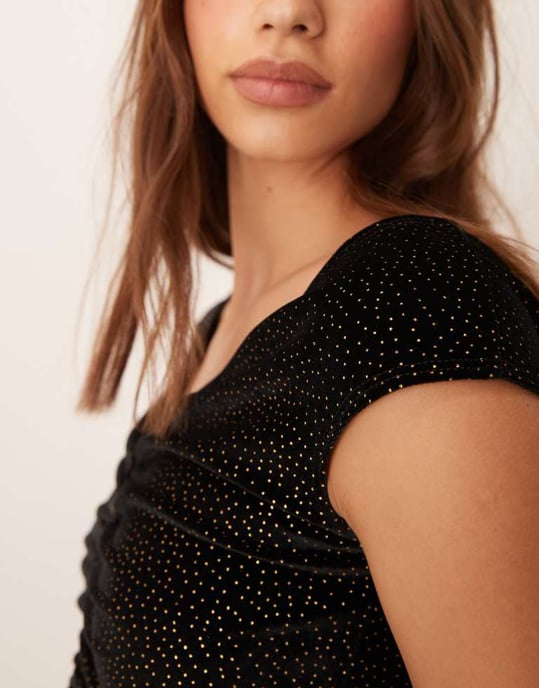 Miss Selfridge sammetsplagg med guldprickar, off-shoulder topp - Image 3