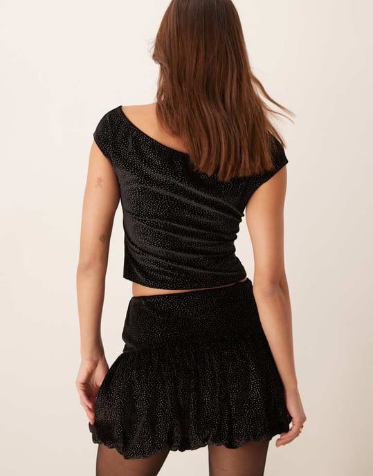 Miss Selfridge sammetsplagg med guldprickar, off-shoulder topp - Image 4