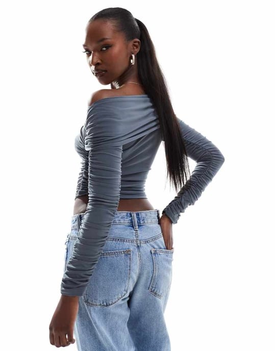 ASOS DESIGN slinky asymmetrisk hals rynkad ärmtröja i grått - Image 3