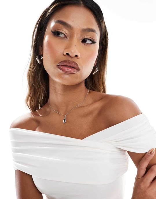 Kaiia exklusiv dubbel lager slinky drape off shoulder top co-ord i vitt - Image 4