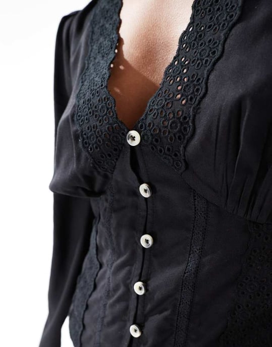 ASOS DESIGN Petite blus med spetsinsatser och knappar i svart - Image 3