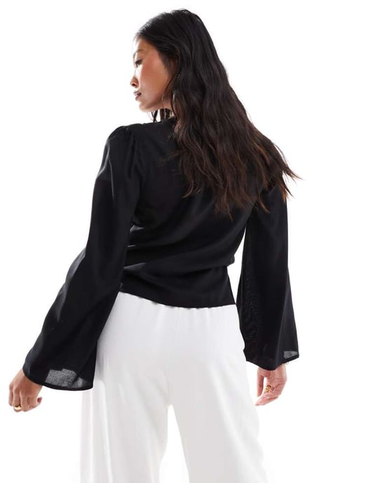 ASOS DESIGN Petite blus med spetsinsatser och knappar i svart - Image 4