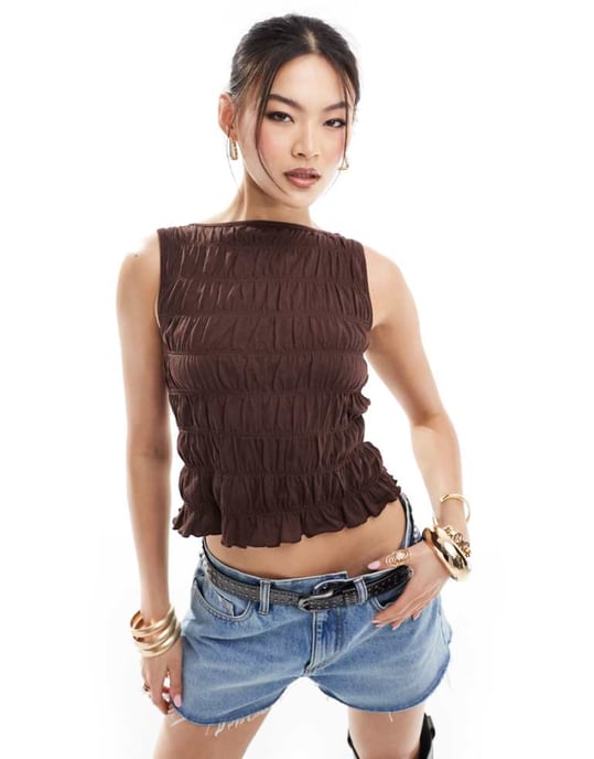 ASOS DESIGN rynkad topp med snitt hals i choklad - Image 1