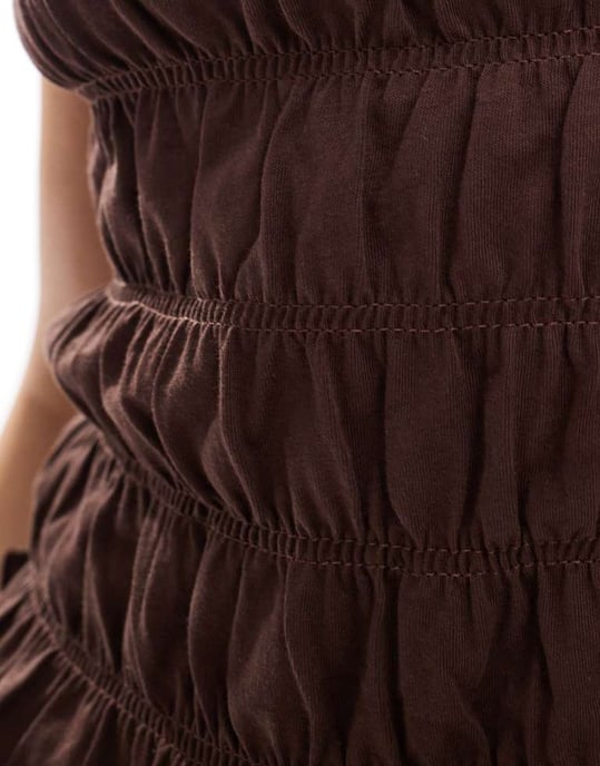 ASOS DESIGN rynkad topp med snitt hals i choklad - Image 4