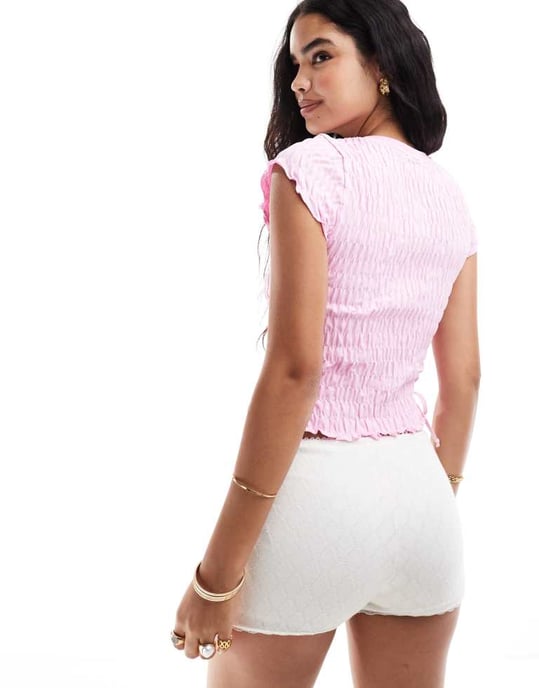 ASOS DESIGN strukturerad kortärmad topp med knyt på sidorna i rosa - Image 2