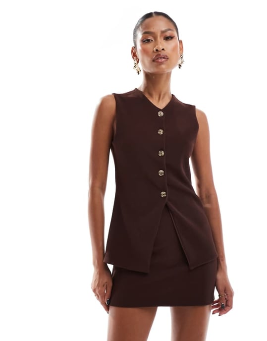 ASOS DESIGN koordinerad ribbad långlinjig knapp genom v-hals västtop i choklad - Image 1