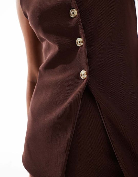 ASOS DESIGN koordinerad ribbad långlinjig knapp genom v-hals västtop i choklad - Image 3