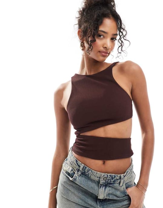 ASOS DESIGN ribbad asymmetrisk väst med utskärning i choklad - Image 1