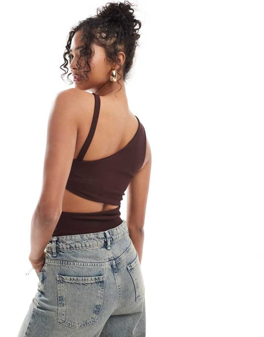 ASOS DESIGN ribbad asymmetrisk väst med utskärning i choklad - Image 2