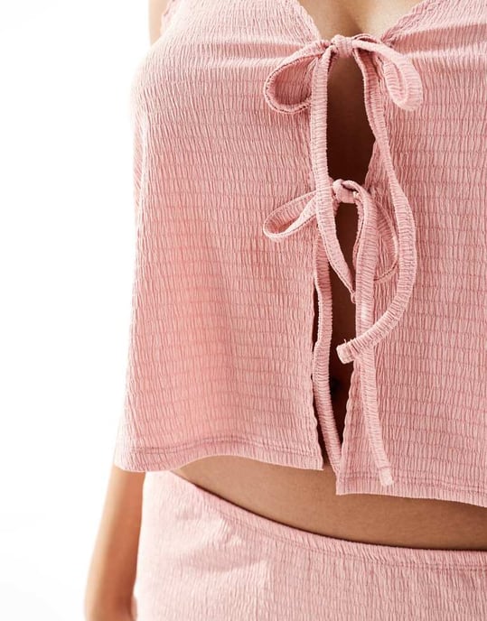 Miss Selfridge texturerad strappless knytfront topp i ljusrosa - Image 2