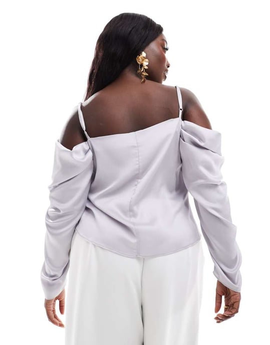 ASOS DESIGN Curve långärmad draperad off-shoulder satingblus i silver - Image 4