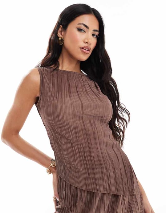 ASOS DESIGN plisserad asymmetrisk slits hals top i brun - Image 1