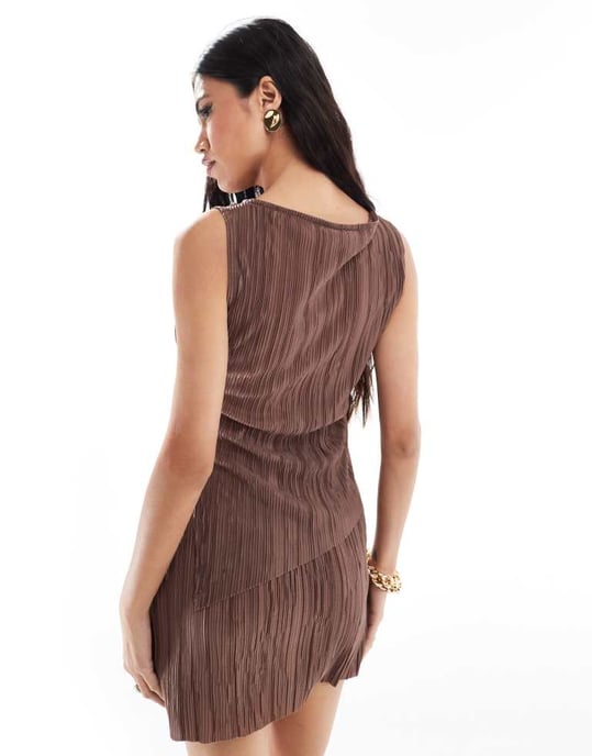 ASOS DESIGN plisserad asymmetrisk slits hals top i brun - Image 2