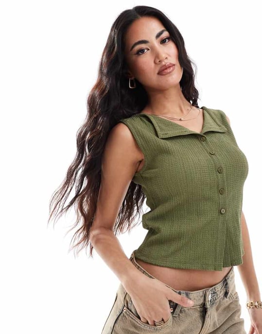 ASOS DESIGN texturerad knappgenomgångs tank i mörkgrön - Image 1