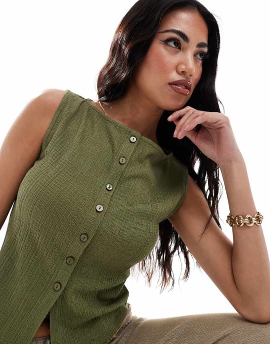 ASOS DESIGN texturerad knappgenomgångs tank i mörkgrön - Image 2