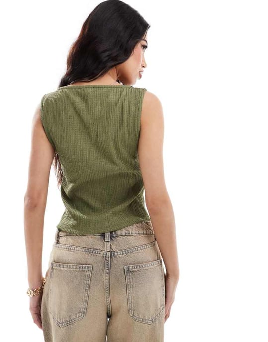 ASOS DESIGN texturerad knappgenomgångs tank i mörkgrön - Image 4