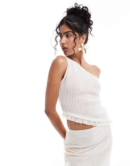 ASOS DESIGN virkade sömmen enaxlad topp i ecru - Image 1