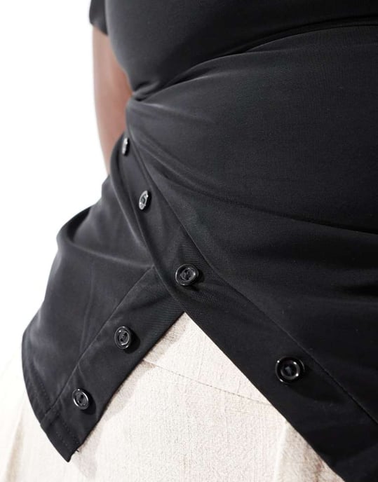 Kaiia Plus exklusiv dubbel lager slinky off shoulder topp med knappar och sidoklyv i svart - Image 3