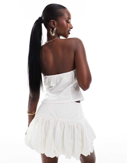 In The Style broderad bandeau topp med kontrasterande band i vitt - Image 4