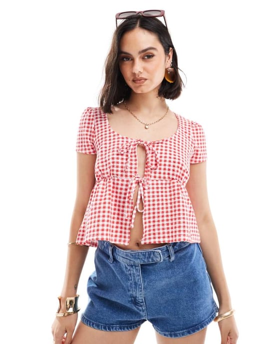 ASOS DESIGN mjölkpiga knyt framtopp i röd rutig mönster - Image 1