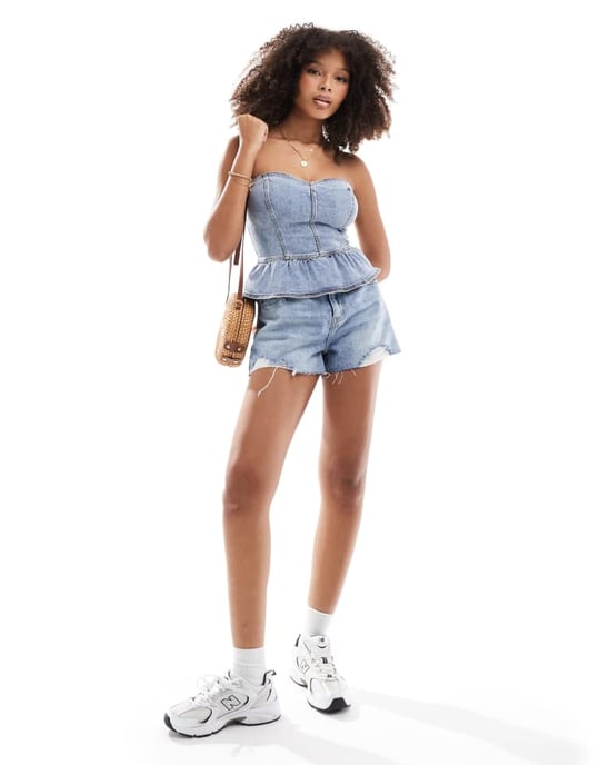 Miss Selfridge denim peplum bandeau topp i blek tvätt - Image 2
