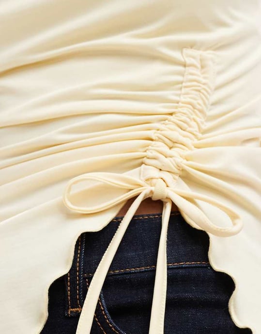ASOS DESIGN veckad bandeau-topp i mjuk gul - Image 2