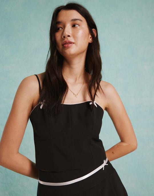 Miss Selfridge figurnära korsettopp med rosett i svart - Image 1