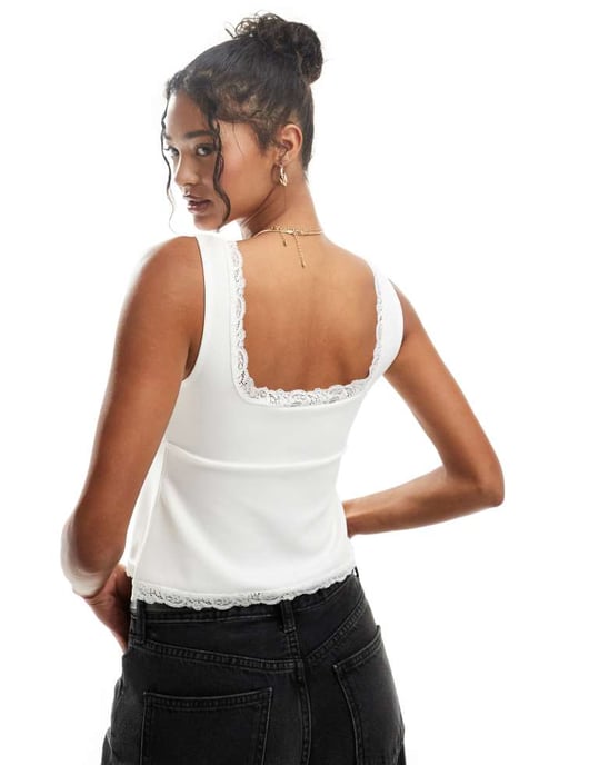 ASOS DESIGN blus med knytning fram och detaljer i krämfärg - Image 4