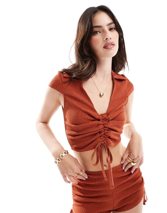 ASOS DESIGN koordinerad texturerad krage rynkad topp i rost - Image 1