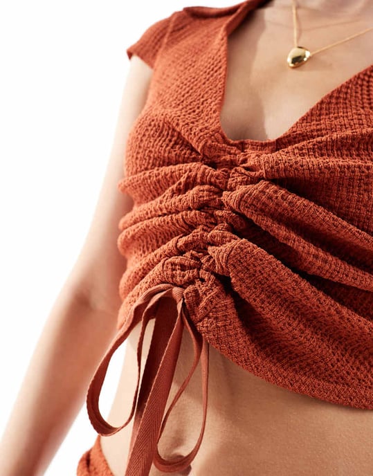 ASOS DESIGN koordinerad texturerad krage rynkad topp i rost - Image 2