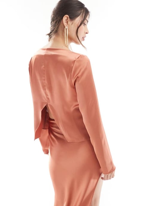 ASOS DESIGN långärmad tröja med ventskärning bak i brunt - Image 2