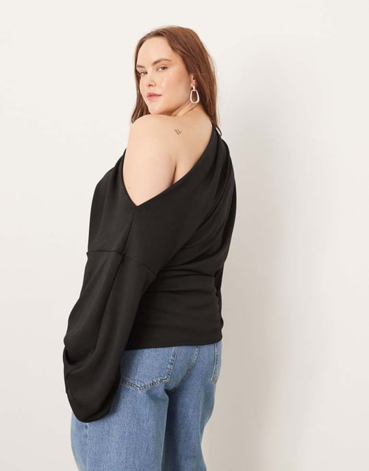 ASOS EDITION Curve jerseytopp med off shoulder och rynkade ärmar i svart - Image 4