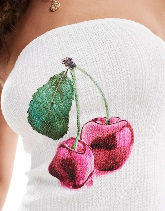 ASOS DESIGN texturerad bandeau-topp med körsbärsgrafik i elfenben - Image 4
