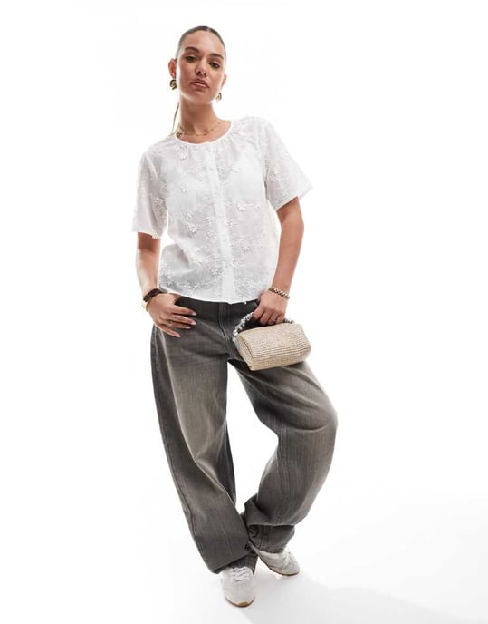 Pieces floral applique short sleeve button front top in white - Image 3