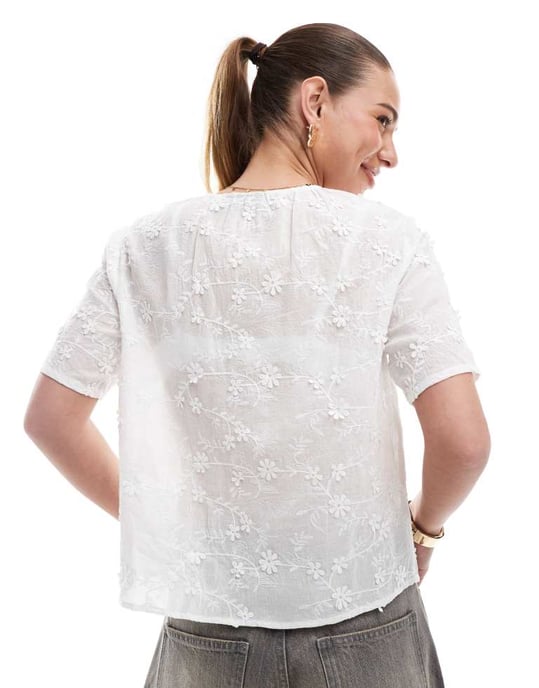 Pieces floral applique short sleeve button front top in white - Image 4