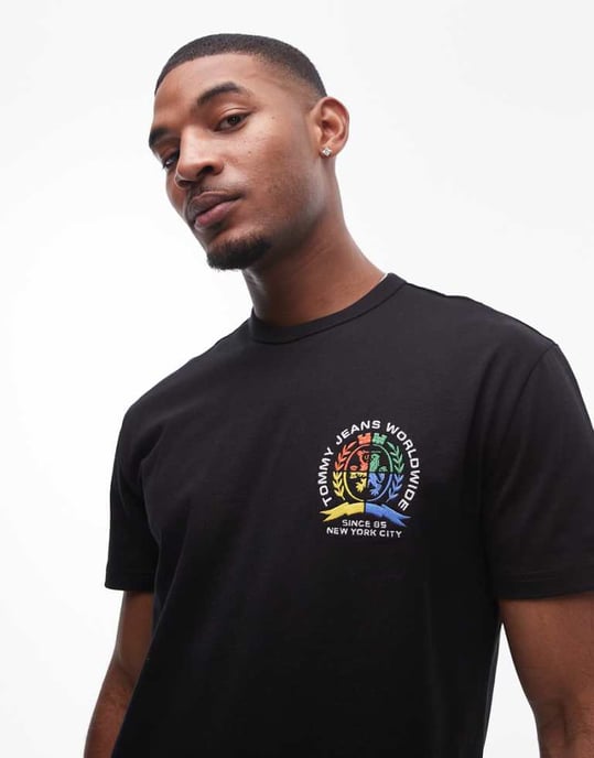 Tommy Jeans colourful crest logo t-shirt in black - Image 1