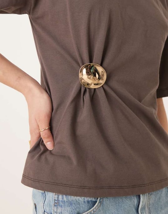 ASOS DESIGN hardware tee in brown - Image 3