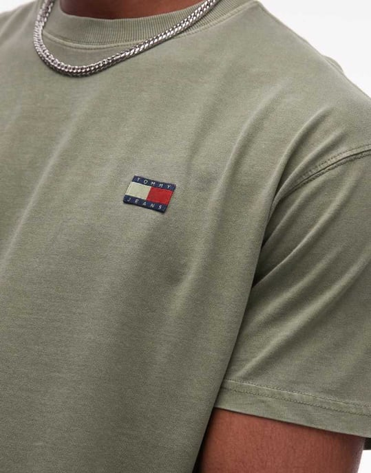 Tommy Jeans relaxed badge logo t-shirt in washed khaki - Image 2