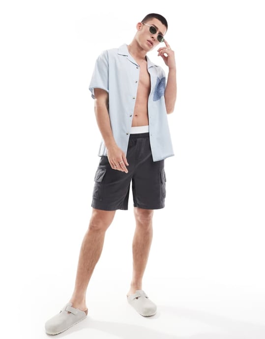 ASOS DESIGN cargoshorts i svart - Image 1