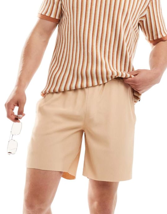 ONLY & SONS plisserad kortbyxa i beige - Image 1