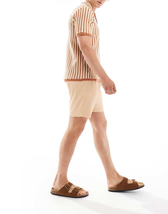 ONLY & SONS plisserad kortbyxa i beige - Image 3