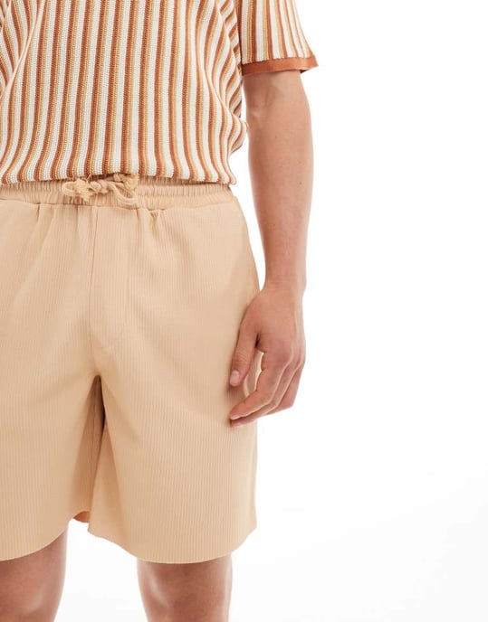 ONLY & SONS plisserad kortbyxa i beige - Image 4