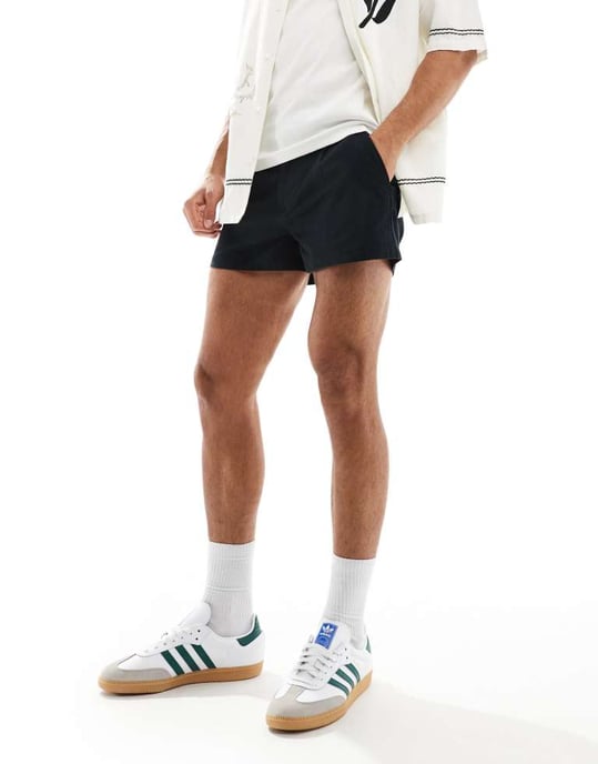 ASOS DESIGN veckad chino-shorts i svart - Image 4